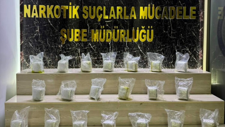 Aracın yakıt deposunda 15 kilo esrar ele geçirildi; 3 tutuklama