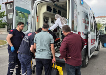 Minibüs ile hafif ticari araç çarpıştı; 2 yaralı