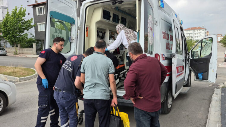 Minibüs ile hafif ticari araç çarpıştı; 2 yaralı