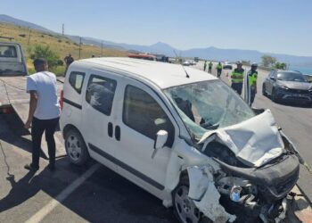 Van'da hafif ticari araç, park halindeki askeri araca çarptı; 1 şehit, 4'ü asker 5 yaralı