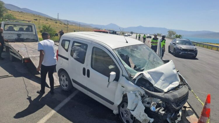 Van'da hafif ticari araç, park halindeki askeri araca çarptı; 1 şehit, 4'ü asker 5 yaralı