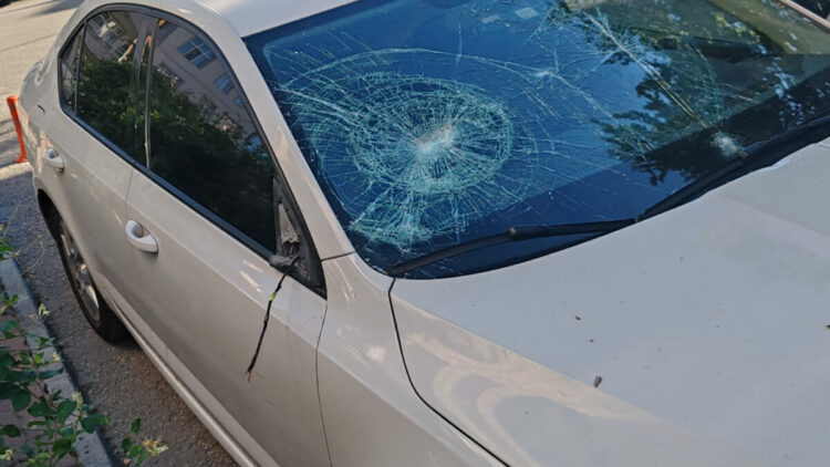 Komşusunun otomobiline tuğlayla zarar verdi, olay araç kamerasına yansıdı