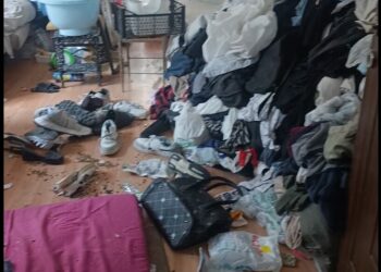 Kötü koku sonrası girilen evden 1 ton atık çıkarıldı