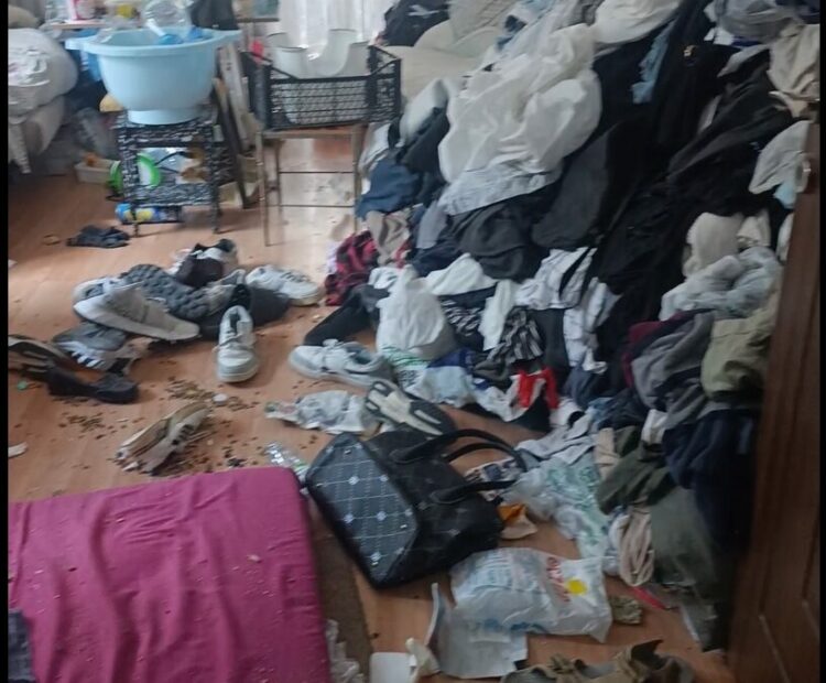 Kötü koku sonrası girilen evden 1 ton atık çıkarıldı
