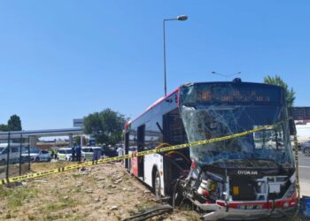 Ankara'da belediye otobüsü ve hafif ticari araç çarpıştı: 1 ölü, 9 yaralı