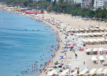 Antalya'da sıcaktan bunalanlar sahillere akın etti