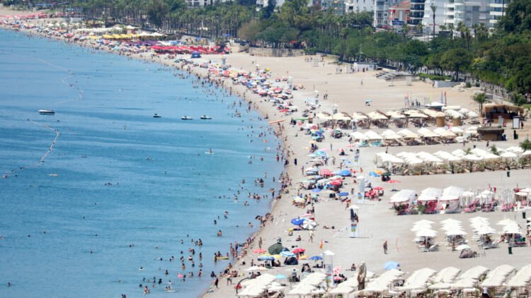 Antalya'da sıcaktan bunalanlar sahillere akın etti