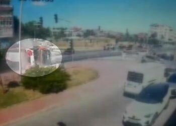 Büyükçekmece'de 3 itfaiye erinin yaralandığı kaza kamerada