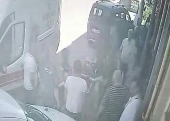 Kaporta ustası tamir etmek istediği otomobilin altında kaldı; o anlar kamerada