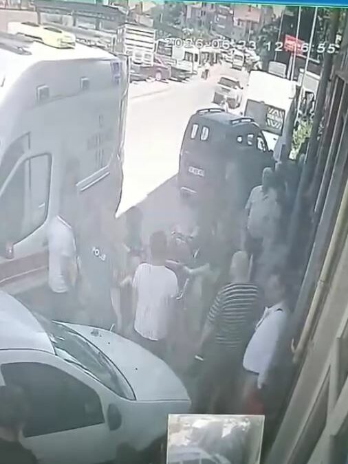 Kaporta ustası tamir etmek istediği otomobilin altında kaldı; o anlar kamerada