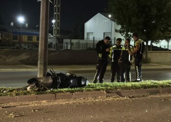 Sivas'ta motosiklet aydınlatma direğine çarptı: 2 yaralı