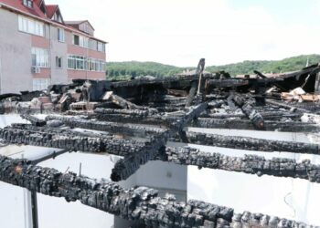 Sarıyer'de 2 aydır çatısı olmayan apartmanda yaşıyorlar: Geçen yıl yaptırdık; yanan çatının parasını ödüyoruz