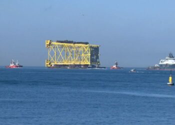 İstanbul Boğazı'ndan 350 metrelik sondaj platform iskelesi geçiş yapıyor
