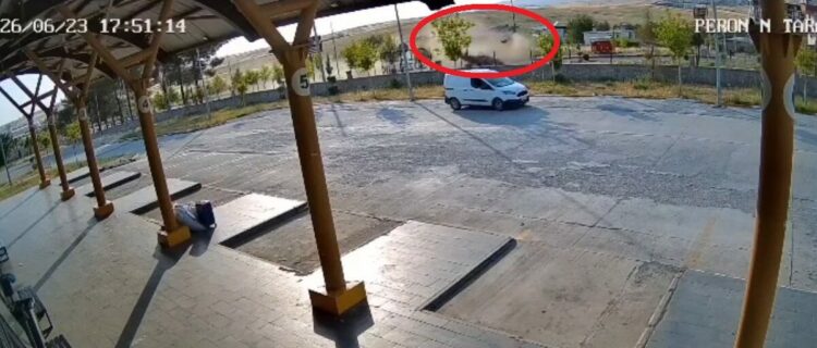 Takla atan otomobildeki 2 kişi, ağır yaralandı; kaza kamerada