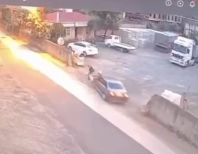 Otomobilin 2 yaya ve 1 köpeğe çarptığı kaza kamerada
