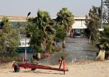 Adıyaman'da iş yerleri ve yürüyüş yolları su altında kaldı