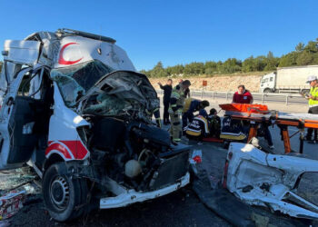 Ambulans, TIR'a arkadan çarptı; hasta öldü, 3 personel yaralı