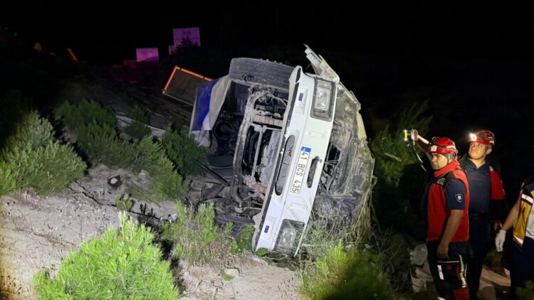 Balıkesir'de takla atan otomobilin sürücüsü öldü