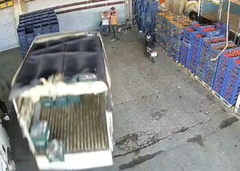 İş yerinin önünde otururken kamyonet çarptı; kaza kamerada