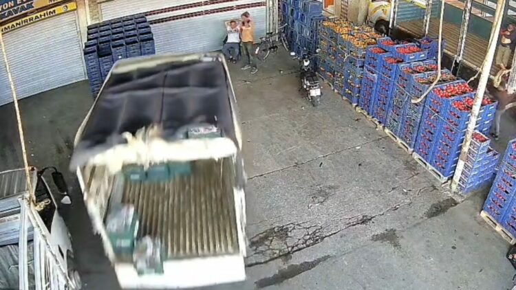 İş yerinin önünde otururken kamyonet çarptı; kaza kamerada