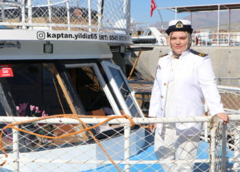 Kayınpederinden ilham aldı, Van Gölü'nün tek kadın kaptanı oldu