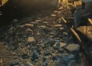 Fatih Laleli'de mağazanın çatısından kopan parçalar sokağa düştü