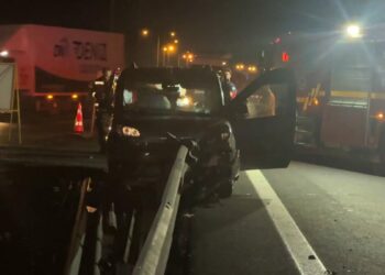 Hafif ticari araç, bariyere saplandı: 1 ölü, 3 ağır yaralı