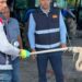 Vinçle kaldırılan otomobilin motor bölümündeki yılan çıkarıldı