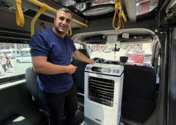 Diyarbakır sıcağında, minibüsüne kurduğu ‘sulu klima’ ile yolcularını serinletiyor