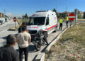 Yön levhasına çarpan motosikletin sürücüsü ağır yaralandı