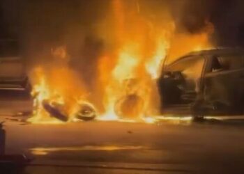 Esenyurt'ta çarpışan otomobil ve motosiklet alev alev yandı: 2 yaralı