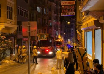 Beyoğlu’nda bodrum katında duvar çöktü; 5 katlı bina tahliye edildi