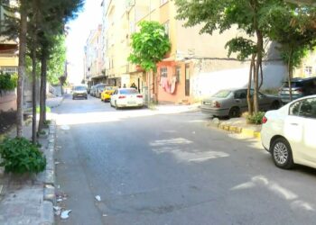 Bağcılar'da takip ettikleri sürücüye silah doğrultup araçtaki 2 milyon 568 bin lirayı çaldılar