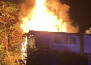 Amasya'da iki katlı ev alev alev yandı