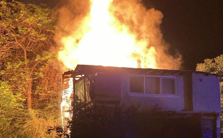 Amasya'da iki katlı ev alev alev yandı