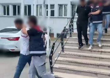 Polis, 'yüksek kazanç' ve 'burs' vaadiyle dolandırıcılık yapan şüphelileri, mağdurun arkadaşı gibi davranıp suçüstü yakaladı