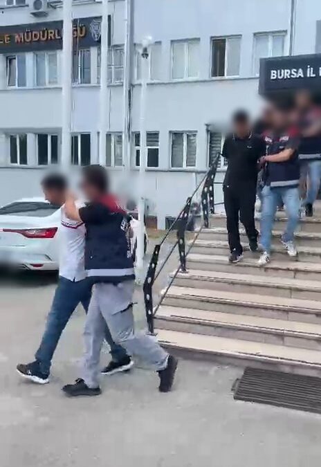 Polis, 'yüksek kazanç' ve 'burs' vaadiyle dolandırıcılık yapan şüphelileri, mağdurun arkadaşı gibi davranıp suçüstü yakaladı