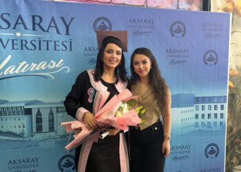 Kızını örnek aldı, bölüm 2'ncisi olarak üniversiteden mezun oldu