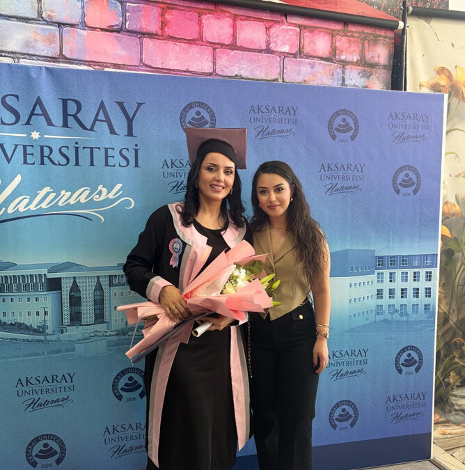 Kızını örnek aldı, bölüm 2'ncisi olarak üniversiteden mezun oldu