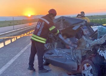 Otomobil, kiraz yüklü kamyonete çarptı: 3 ölü, 3 yaralı