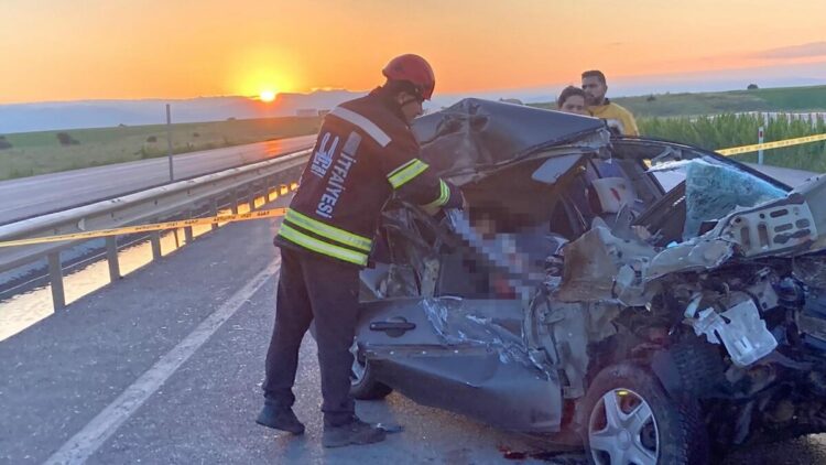 Otomobil, kiraz yüklü kamyonete çarptı: 3 ölü, 3 yaralı