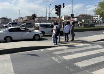 Şişli'de motosiklet yayaya çarptı; kaza anı kamerada