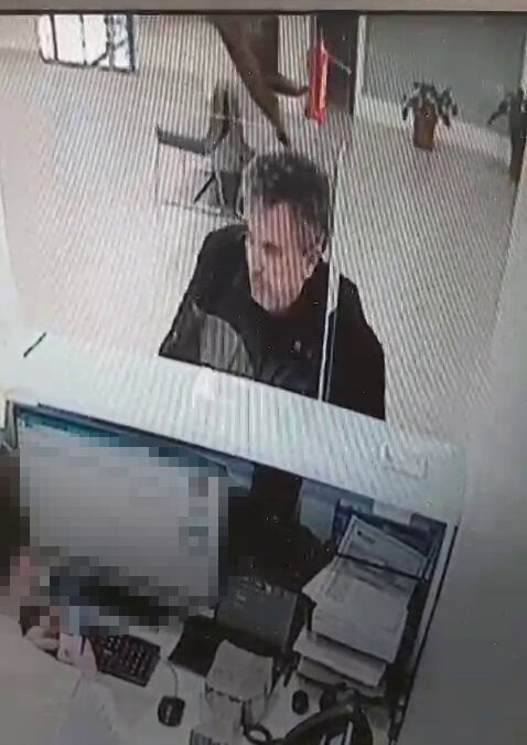 Bankada işlem yaparken üzerine kedi düştü; o anlar kamerada