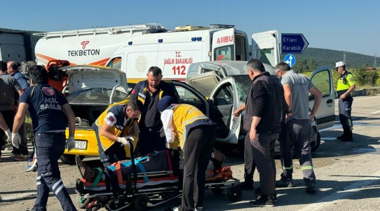 Hafif ticari araç ile taksi çarpıştı; 4 yaralı
