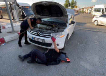 Otomobilin motor kısmında sıkışan kediyi itfaiye kurtardı