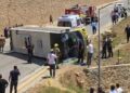 Çocuğa çarpmamak için şoförünün manevra yaptığı özel halk otobüsü devrildi