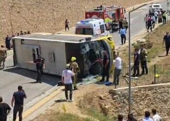 Çocuğa çarpmamak için şoförünün manevra yaptığı özel halk otobüsü devrildi