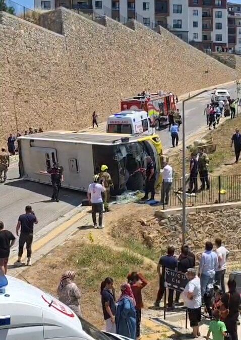 Çocuğa çarpmamak için şoförünün manevra yaptığı özel halk otobüsü devrildi