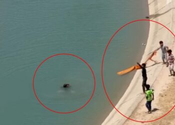 Akıntıya kapılan 2 kişiyi halat ve çekpasla sudan çıkardılar