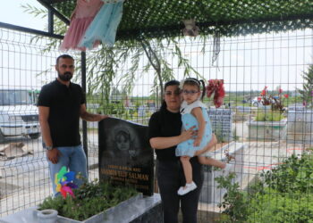 Ölen kızlarının hatıraları çalınınca mezarının etrafını çitle çevirip, kapı yerleştirdiler